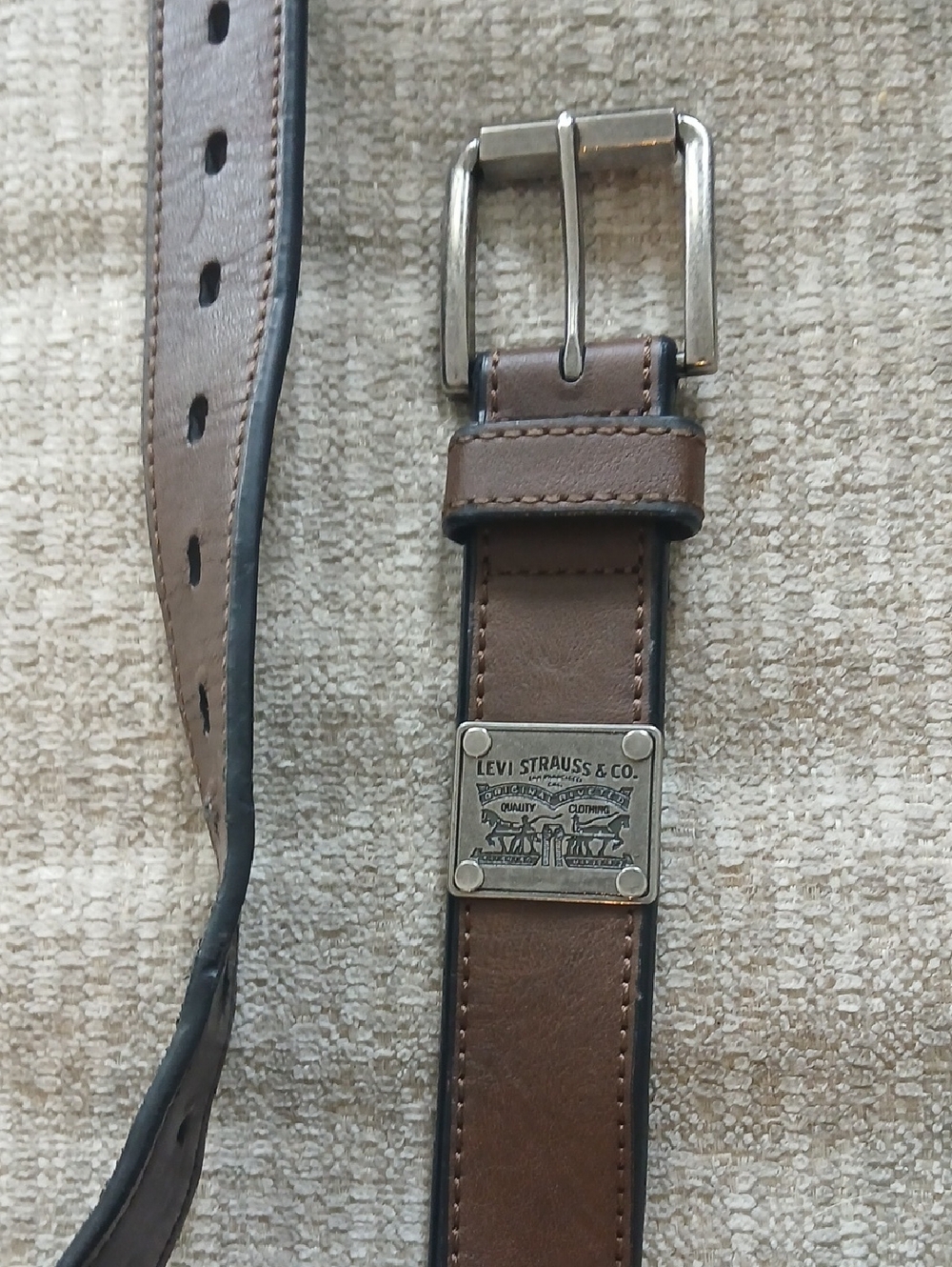 Levi's Brown Leather Men's Belt with Branded Metal Plaque